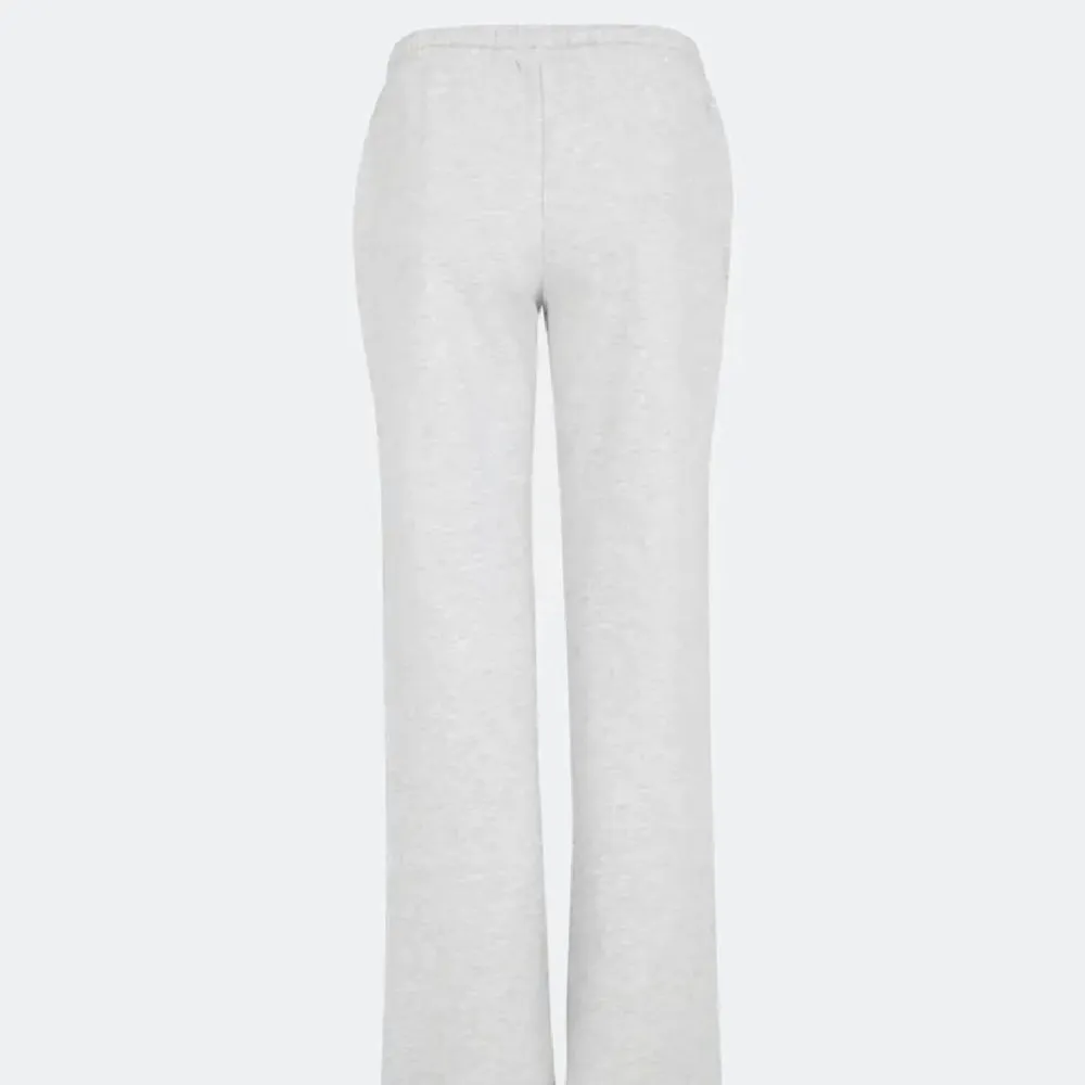 Ett par lowwaist mjukisbyxor från bikbok med lapparna kvar, alltså helt nya. Strl XS💓  Slutsålda på hemsidan, köp direkt för 525kr. Jeans & Byxor.