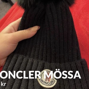 Moncler mössa - Använd ba en gång och är i bra skick. Äkta pälsbollo A kop. Pris kan diskuteras vid snabbaffär.