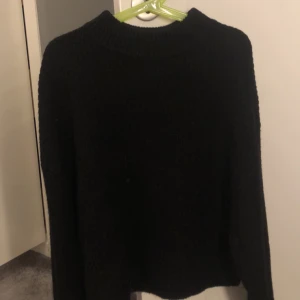 Stickad polo tröja  - Säljer denna fina croppade stickade tröjan från hm då jag ej använder den mer. Helt slutsåld, mycket fina skick då den inte används mycket, köpets för 200kr🫶🏻 