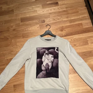 Limitato sweatshirt  - Säljer en limitato tröja som är i bra skick. Den är köpt på NK Göteborg för 2300kr