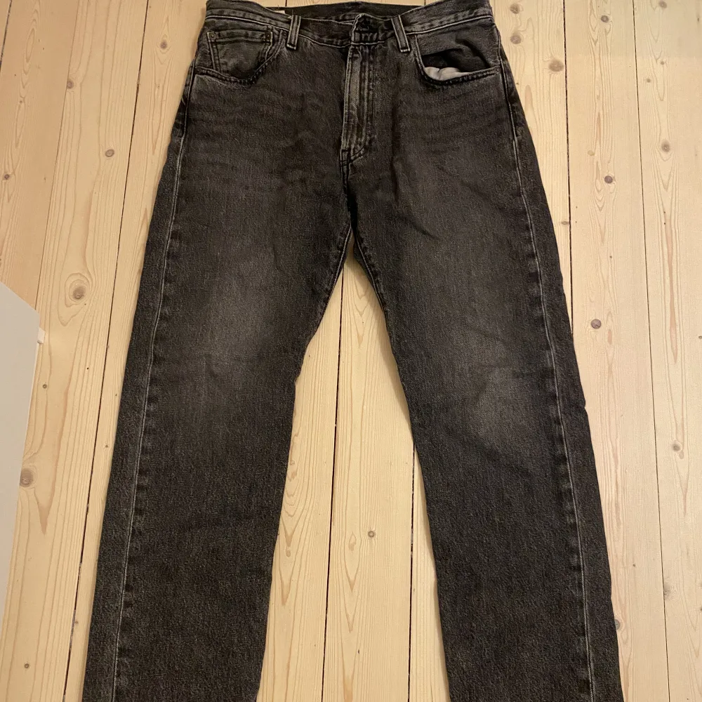 Ett par riktigt feta Levi’s 551 Jeans. Säljer dessa endas pga att de blivit för små! Waist: 32, Length: 32. Jeans & Byxor.