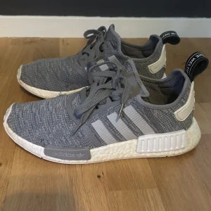 Adidas Nmd R1  - Adidas Nmd R1 i storlek 43 1/3 grå💯 bra skick✨ det priset som är satt eller bästa pris😁