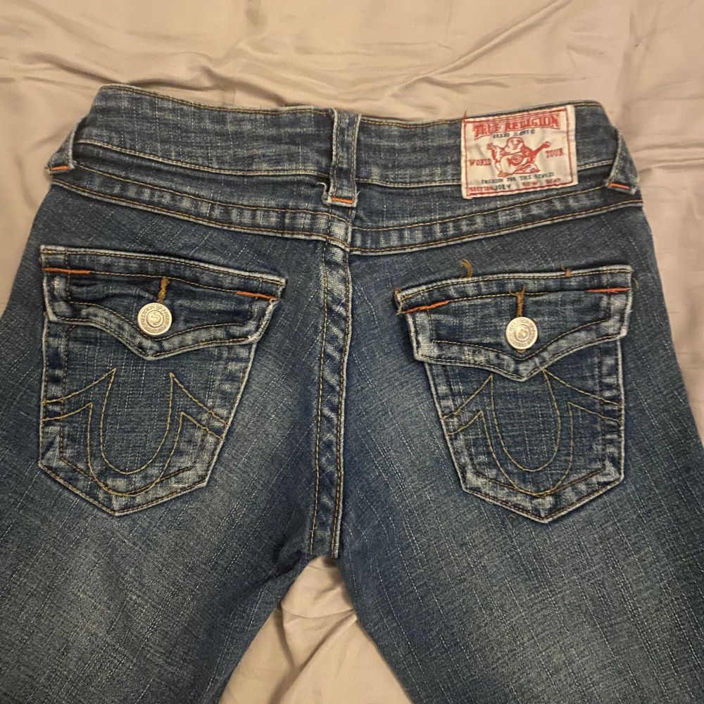 Super fina lågmidjade bootcut jeans från true religion. Sitter perfekt finns mindre slitningar längst ner. Köparen står för frakt. Det blir budgivning vid många intresserade🥰 midjemått: 38cm stretchiga. 78cm innerbenslängden  . är 156cm . Jeans & Byxor.