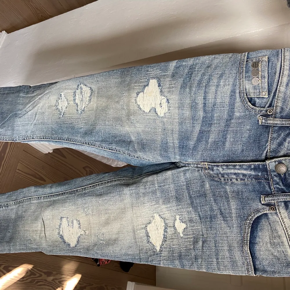 Säljer dessa snygga och unika jeans med snygga slutningar, från Odd Molly. De är i storlek 26 och är knappast använda. Inköpta för 1799kr och säjer för 499kr💛. Jeans & Byxor.
