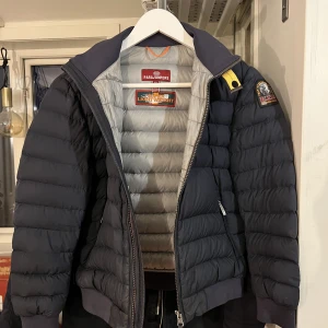 Parajumper Jacka - Parajumper jacka köpt från Kidsbrandstore.  Nypris - 3399 kr Storlek - 12 till 14 år ( 146-152 cm i längd)  En vårjacka i bra skick. Den är lite smutsig på bilderna men är nu tvättad, inga defekter. 