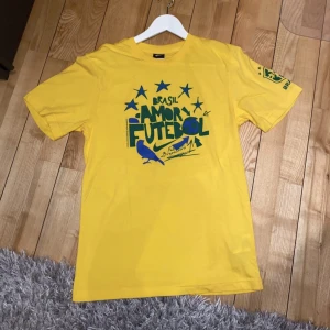 Brasilien nike t-shirt  - Brasilien nike t-shirt i strl S, aldrig använd. Säljes då den inte passar 