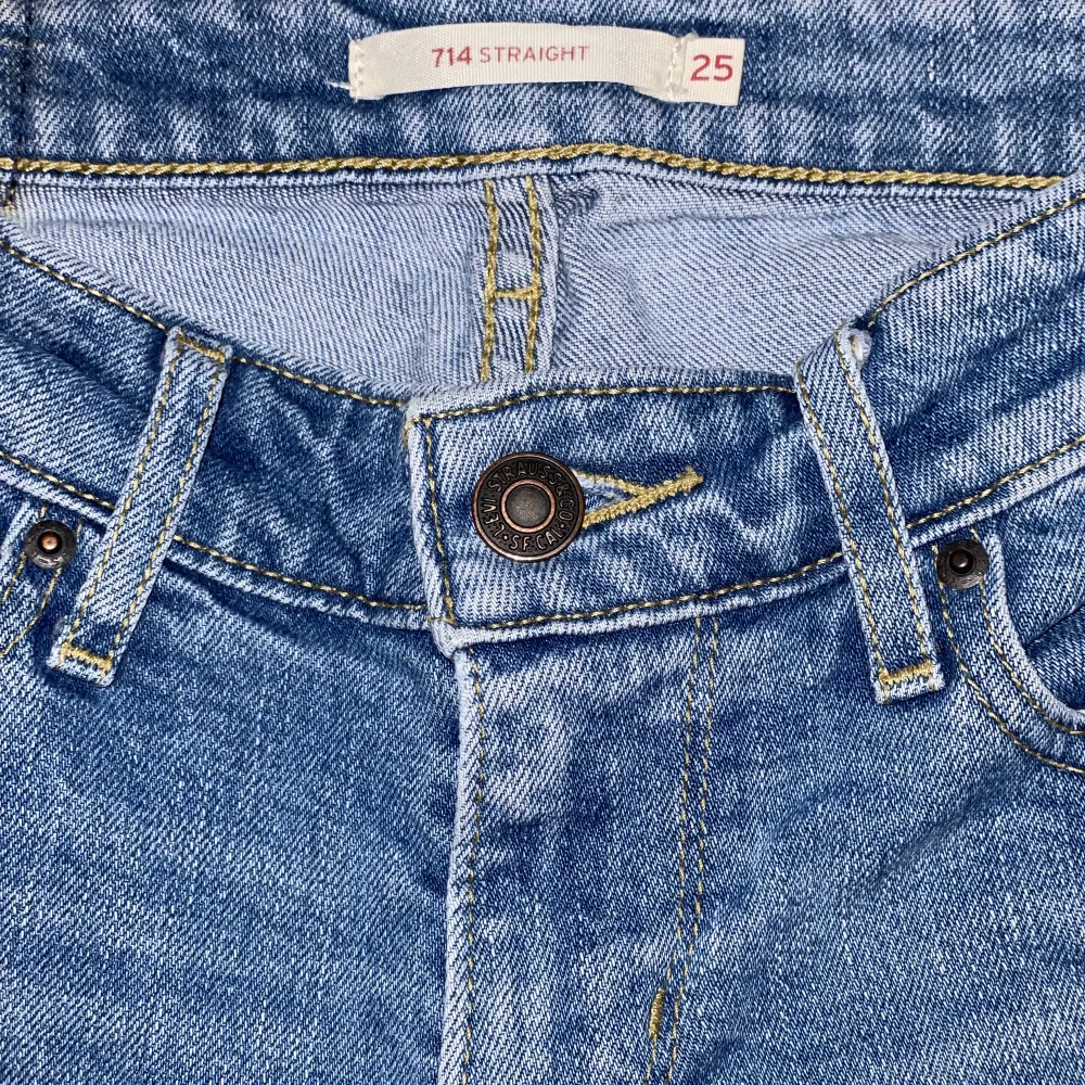 🦋 Ljusblåa jeans  🦋 Stl 34 🦋 Low-waist 🦋 Stl 100kr. Jeans & Byxor.