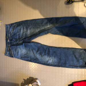 Assnygga levis engineered jeans. Bra skick men lite slitna vid hälarna. Midjemått är 42cm och längden är 107cm
