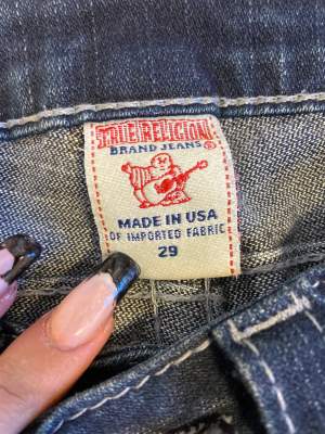 jätte fina true religion jeans str 29💗 midjemått 78-82 typ men dem har ett skosnöre på insidan så dem kan bli mindre😻 passar mig bra i längden som är 164 dm för frågor❤️