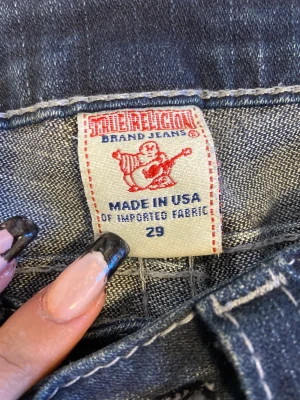true religion jeans😻 - jätte fina true religion jeans str 29💗 midjemått 78-82 typ men dem har ett skosnöre på insidan så dem kan bli mindre😻 passar mig bra i längden som är 164 dm för frågor❤️