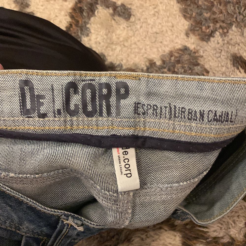 Säljer mina gamla favorit jeans men coola fickor pga att de inte riktigt är min stil längre :((. Passar bra på mig som är 160. 82cm i midjemått och 74 i innerbenet . Jeans & Byxor.
