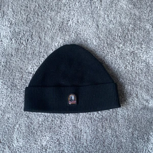 Parajumper mössa - Hej jag säljer min parajumper som är endast är använd nåra gånger. Den är fint skick men jag har klippt bort en lapp. Äkta såklart.