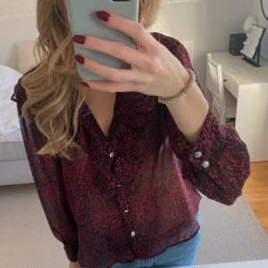 Mönstrad volang blus - Mönstrad blus från Zara, knappt använd 