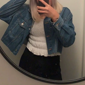 Avklippt jeans jacka  - Säljer denna blåa avklippta jeans jacka pågrund av att den mest bara hänger i garderoben. Använd endast ett fåtal gånger och har Ingen defekt eller liknande. Oklart vart den är ifrån och vilken storlek men jag skulle tro de är en S eller en liten M.      