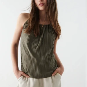 Oliv Topp - Oliv färgad topp/linne från Gina tricot i storlek XXS men passar bra mig som är 36. Använd en gång. 