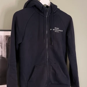 Peak performance tröja  - Säljer min peak performance zip hoodie nu efter många användningar. Storleken är S. Nya priset var ca 1000kr och säljer lite billigare pågrund av att den använts ganska mycket! Bra skick men använd som sagt. 