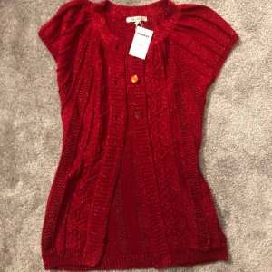Röd stickad tröja  - En röd stickad topp som är lite glittrig, aldrig använd av mig. Kontakta för mer bilder 😊