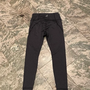 Running tights Highwaisted - Helt oanvända träningstights i snygg gråblå färg hög midja.  Inköpta oprövade på rea och visade sig vara för små.   Köparen står för frakten