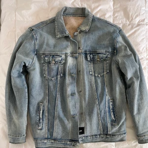 Denim och teddy bear jacka  - skick 9.5/10 storlek M regular passform  reversibel 