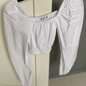 Festtopp - Oanvänd topp från NA-KD, storlek 34, passar större