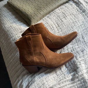 Boots - Helt nya boots från Bobbies Paris. Superfint skick, aldrig använda. Passar mig som brukar ha storlek 38. Nypris: 2000kr