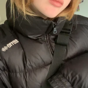 Pufferjacket - En super varm dunjacka. Svart och oversized. Har också ett pyttelitet hål i yttre lagret som jag kan skicka bild på vid intresse! Har dålig kamera men skriv för fler bilder! <3