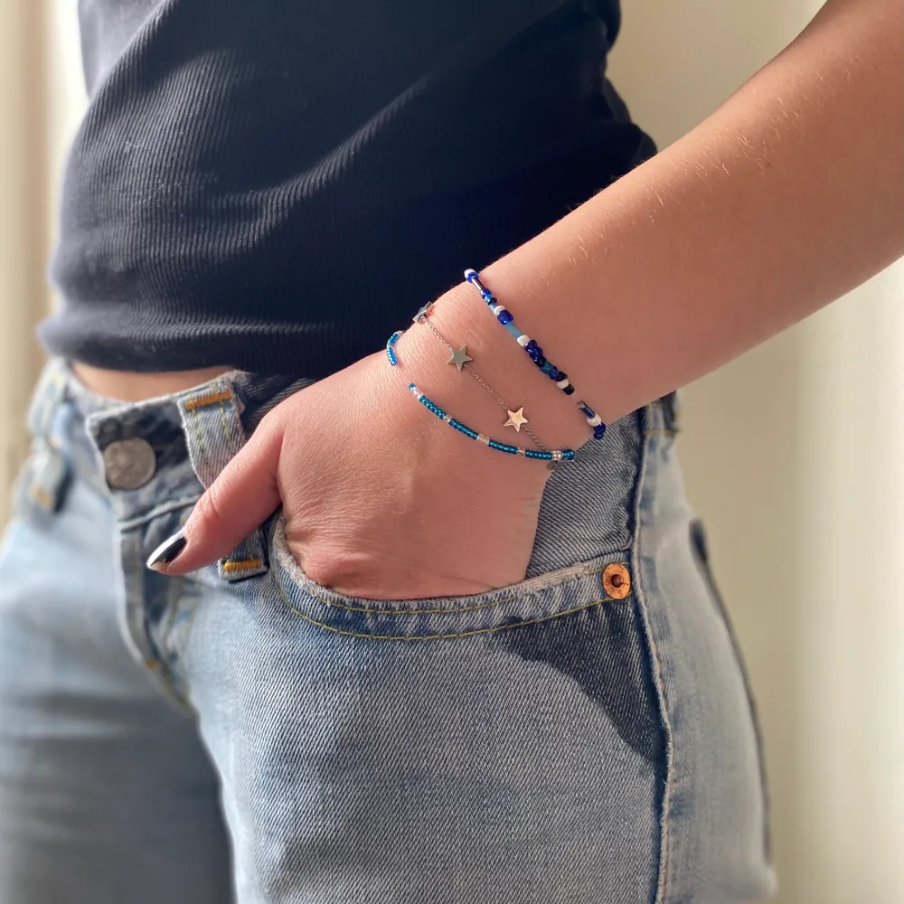Vi är ett UF företag från PA Fogelström som säljer handgjorda armband gjorda av återanvända pärlor. Vi kommer erbjuda 3 olika modeller som du kan hitta på våran sida eller på våran Instagram @glasbruk.uf. Alla armband kommer säljas för 49kr +frakt (13kr)💘. Accessoarer.
