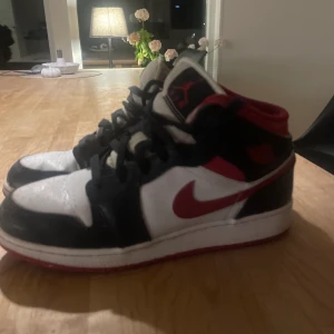 Jordans - Säljer dessa jordans, i fint skick, inte tvättade på bild. Storlek 40 men passar mig som har 38/39☺️ kan gå ner i pris vid snabb affär 