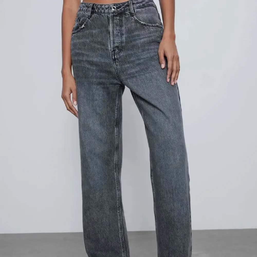 Säljer dessa grå zara jeans med lite högre midja, säljer pga för stora på mig. Storlek 38❤️ i sin fulllängd.. Jeans & Byxor.
