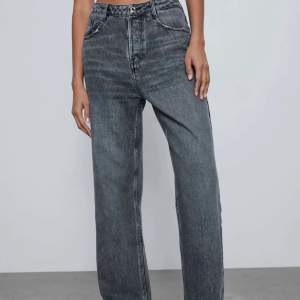 Säljer dessa grå zara jeans med lite högre midja, säljer pga för stora på mig. Storlek 38❤️ i sin fulllängd.