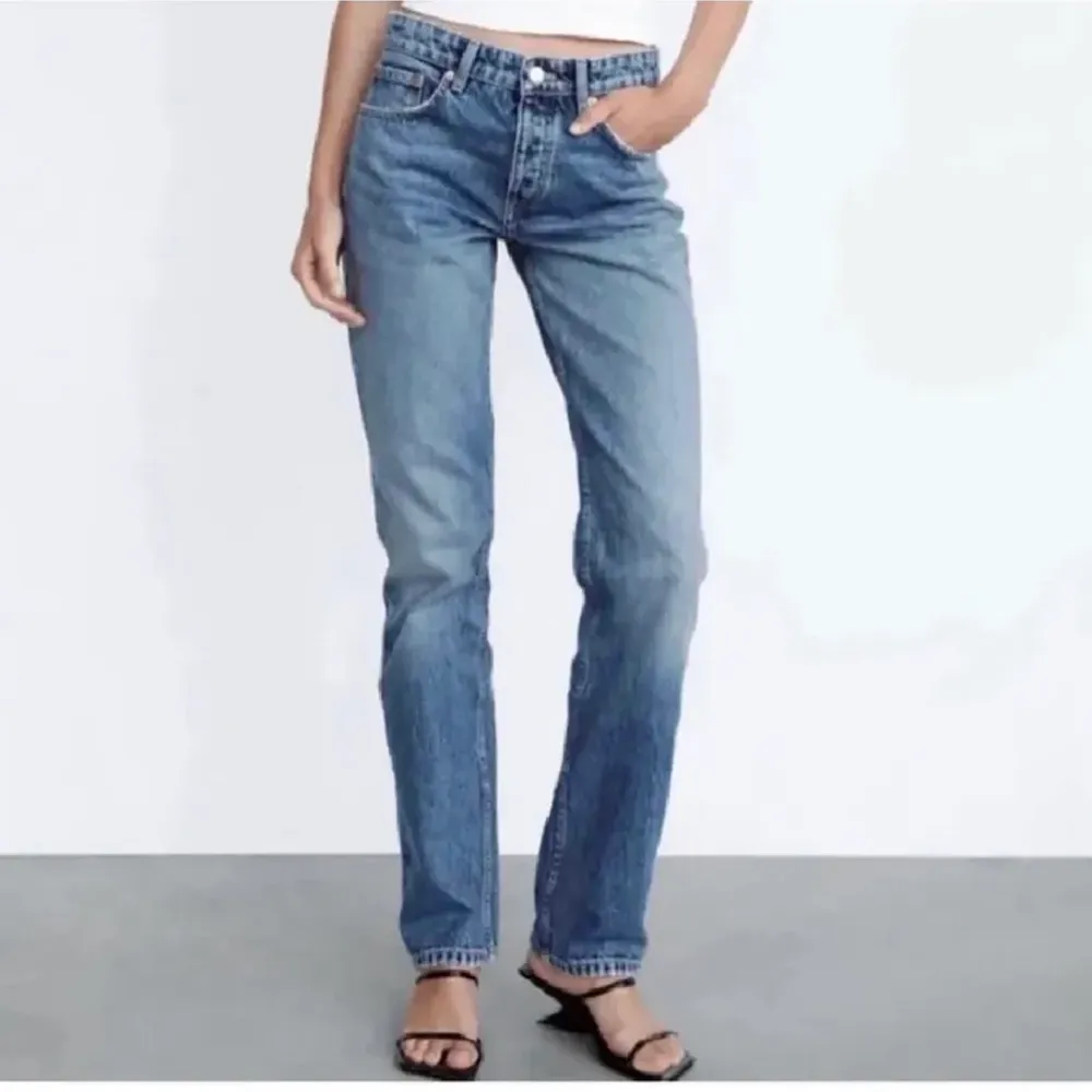 Blåa Zara jeans som jag aldrig använt , strorlek 32, köparen står för frakt, buda privat🤍 (Nypris 359. Jeans & Byxor.