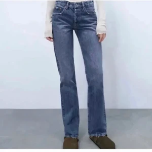 Zara jeans  - Midrise zara jeans.  Storlek 38 men passar även 36💗 Endast använda en gång 