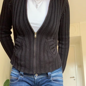Svart kofta - En superfin och bekväm kofta! Frakten ingår inte i priset utan tillkommer😝