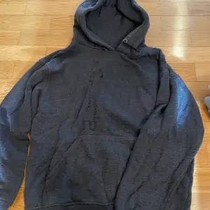 Vanlig grå hoodie i storlek M.  