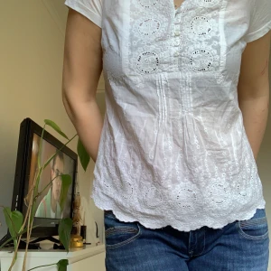 Söt vit topp  - Ännu en fin topp som jag säljer! Passar de flesta storlekar. Frakten ingår ej i priset utan tillkommer.💗