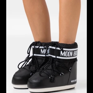Svarta låga Moonboots - Säljer ett par nästan oanvända svarta moonboots utan några defekter 