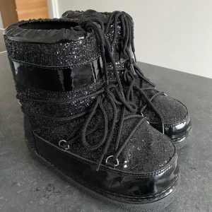 Inuikii / moonboots liknande skor från Ella Cruz - Säljer dessa vinterskor som liknar moonboots/ Inuikii då de är förstora på mig, köpte dom här på Plick så aldrig använda från min sida! Hör av dig för fler bilder 🥰