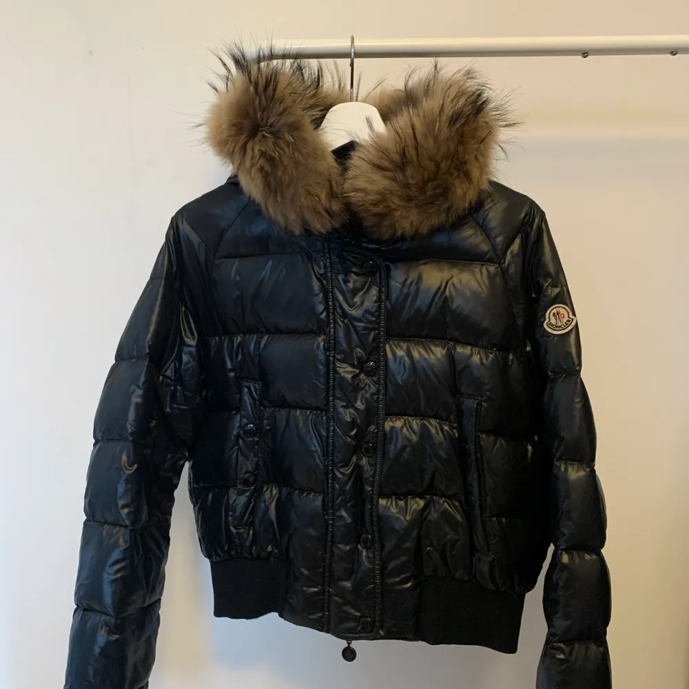 Avtagbar päls.  Skick: Använd men i gott skick.  Något sliten vid muddarna längst ner på ärmen.   Moncler strl 2 - MEDIUM Aningen liten i storleken  Material:  Outer: Polyamide 100% Lining: Polyamide 100%, Feather Down 100%, Modacrylic 93%, Polyester 7%. Jackor.