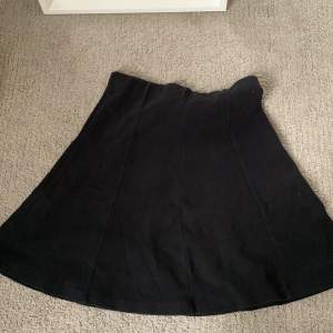 Svart ribbad kjol från Bikbok, storlek S. Lite utsvängd