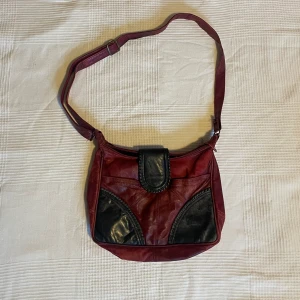 Väska - Jättefin röd väska! Bredd: 29,5 cm Längd: 23cm 