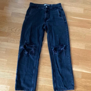 Bershka Ripped Jeans - Bershka Ripped Jeans Baggy Denim  Pris: 199kr  Storlek 38  Modellen är 168cm och väger 58kg, har vanligtvis på sig 36 i byxor och S/XS