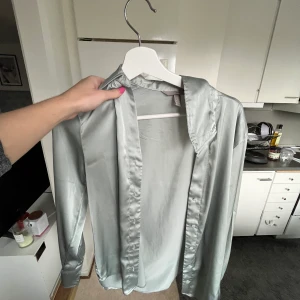 Silkesskjorta från h&m🤍 - Storlek 36/38. Använd en gång💙🤍