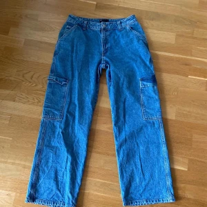 ASOD Cargo Jeans - Asos Cargo Jeans   Pris: 199kr  Storlek: W28/32L  Modellen är 168cm och väger 58kg, har vanligtvis på sig 36 i byxor och S/XS i tröjor