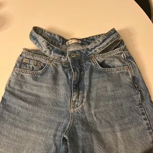 Gina tricot  - Ljusblåa utsvängda jeans från Gina tricot storlek 32 