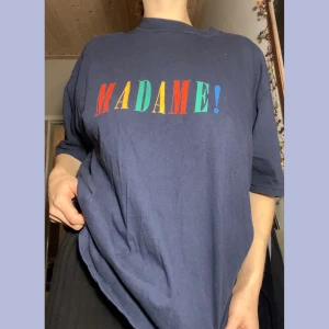 Blå T-shirt med tryck  - Blå T-shirt från Second Hand okänt märke  Storlek small  Obs! Litet håll bak i nacken 