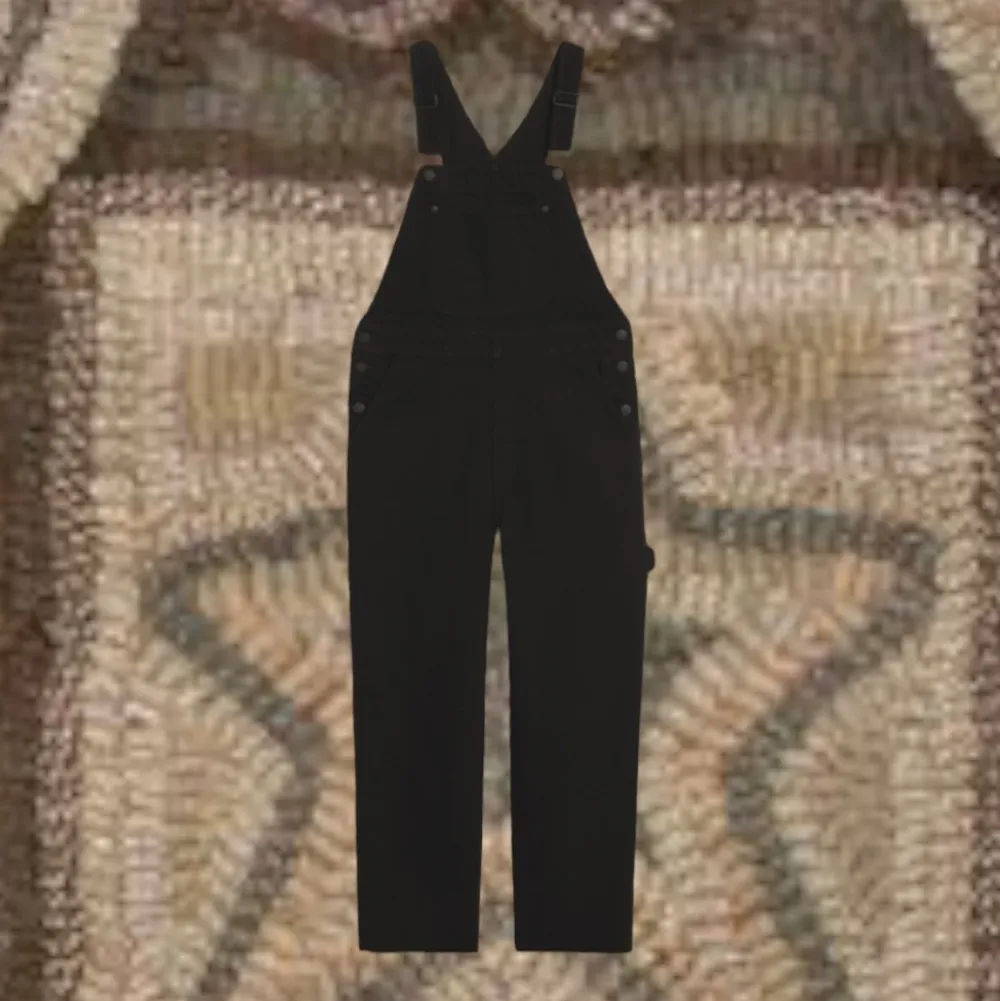 Svarta overaller!! nyskick och knappt använd, många fickor :) är 1,60 och passar mig väldigt bra, lite långa ben bara😗 ordinarie pris: 500 kr (Säljer likadana blåa på min profil!!!). Jeans & Byxor.