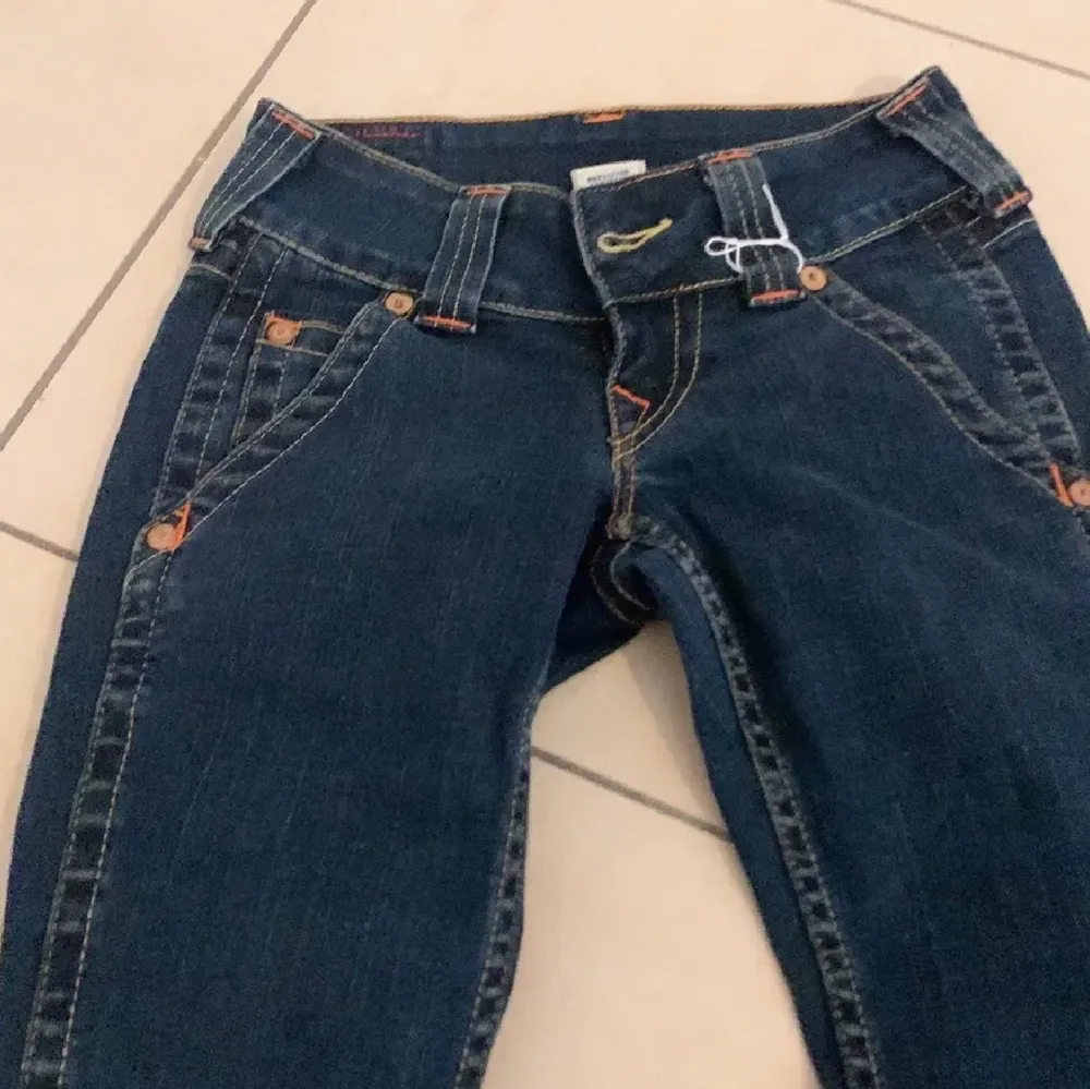 Säljer dessa jättefina bootcut true religion jeans som är i nyskick!❤️‍🔥 De var för små på mig så har tyvärr inga bra bilder på, modellen är lågmidjade och utsvängda i benen🙌 prislappen är borta men det passar en ca W26. Midjemått: 70 cm, Innerbenslängd: 76 cm. Jeans & Byxor.