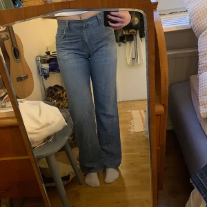 Levis jeans 549 - Insydda i midjan, har ett litet hål på ena låret men det ligger vid fickan så man ser inte igenom och är lite slitna vid slutsömmen, midjemått: 83cm, innerbenslängd: 88cm💖
