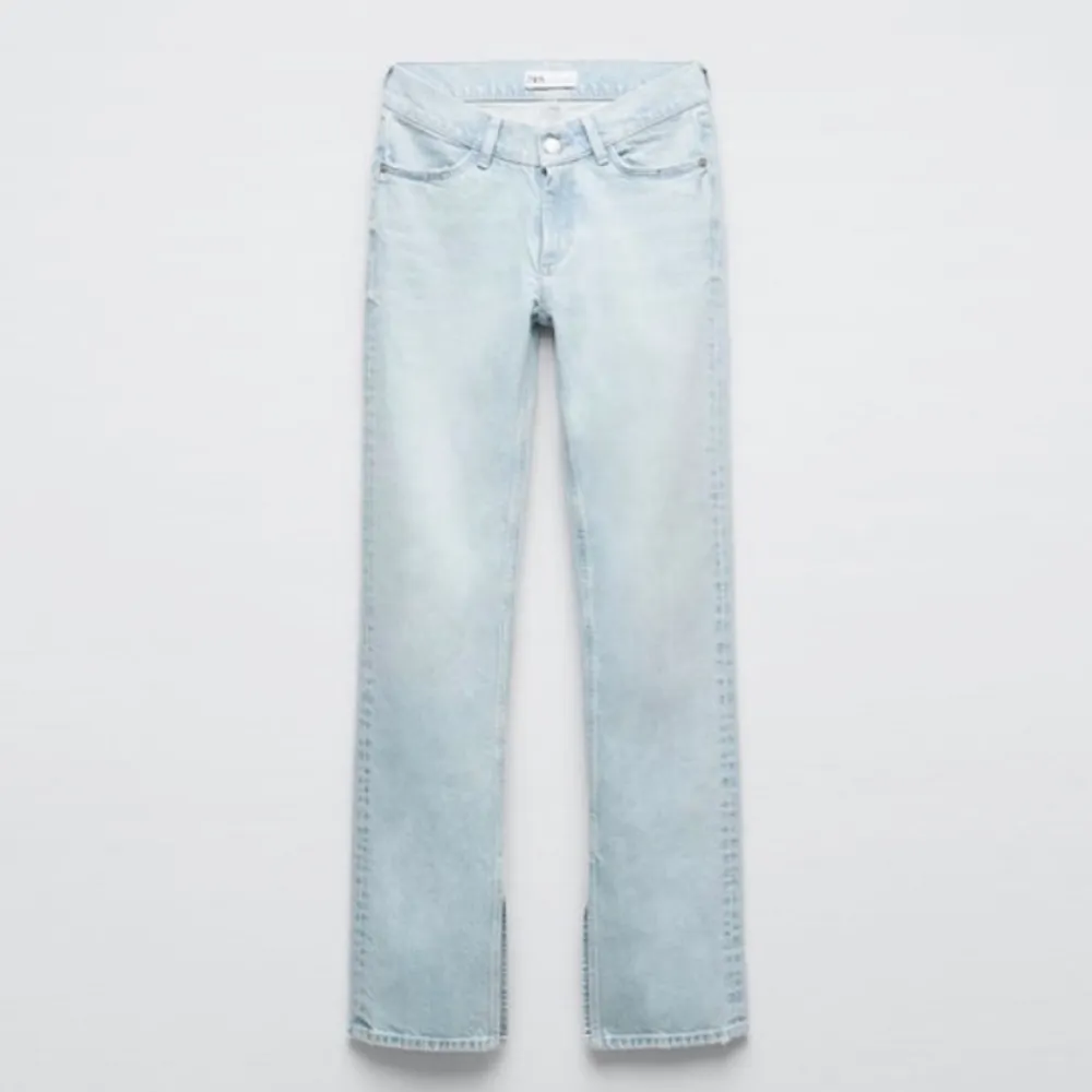 Lågmidjade jeans med slits från zara. Säljs pga att de aldrig har kommit till användning. Köpte för 400kr🥰. Jeans & Byxor.