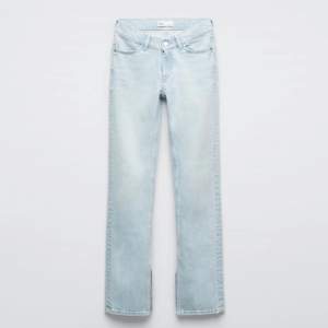 Lågmidjade jeans med slits från zara. Säljs pga att de aldrig har kommit till användning. Köpte för 400kr🥰